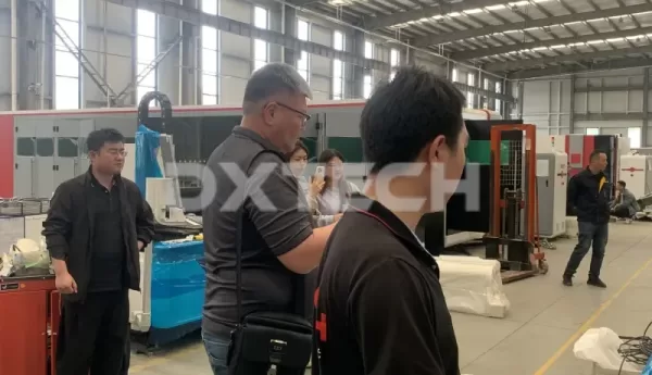 Bienvenidos clientes de Kazajistán a visitar la fábrica de DXTECH