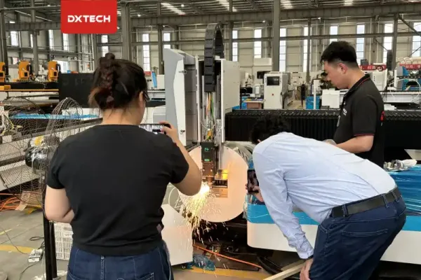 Visita de un cliente ecuatoriano a la fábrica de DXTECH2