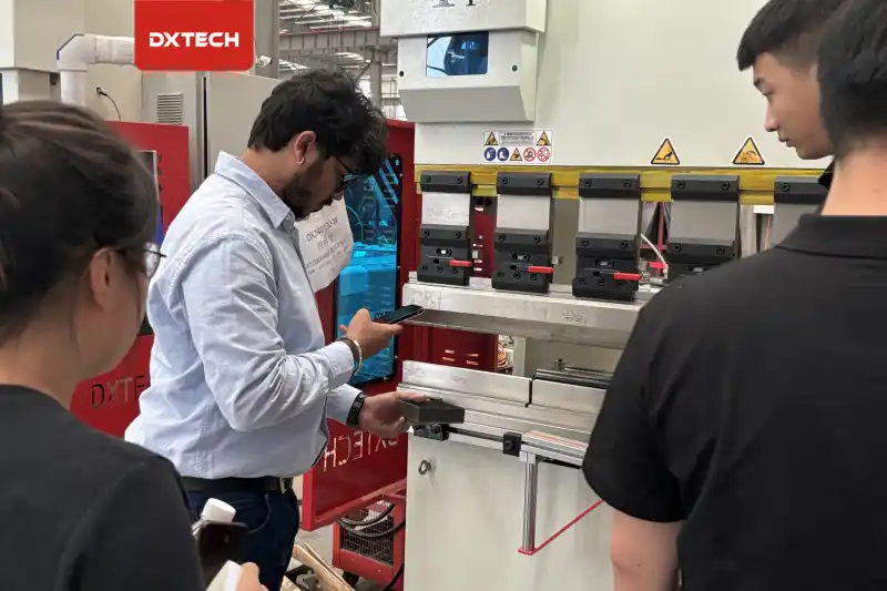 Visita de un cliente ecuatoriano a la fábrica de DXTECH3