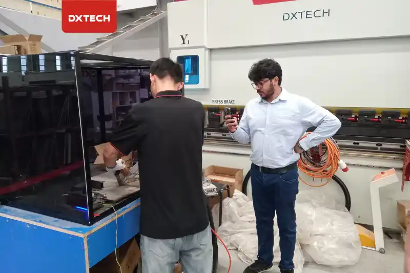 Visita de un cliente ecuatoriano a la fábrica de DXTECH4