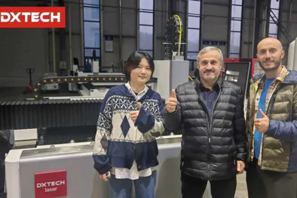 Visita De Un Cliente Turco Para Ordenar Una Máquina De Corte Por Láser De Fibra Óptica Totalmente Cerrada DXTECH 1530SP 6KW