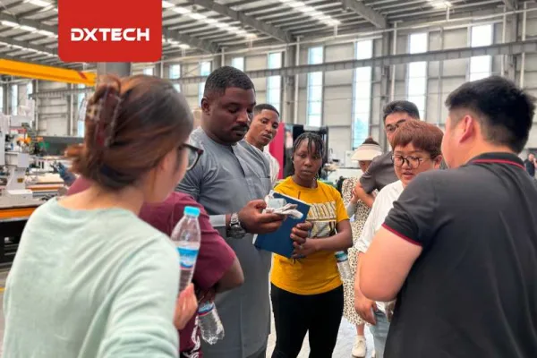 Visita De Clientes De Kenia a La Fábrica De DXTECH Y Compra de la Máquina De Corte Láser Para Placas Y Tubos Metálicos de la Serie 1530FPT