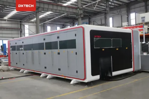 Máquina de corte láser totalmente cerrada DXTECH 1530SPT en Italia